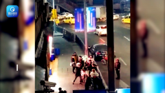 少年在街头被酒瓶凳子皮带抽打 还被摩托车飞怼