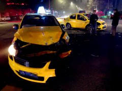 两辆出租车惨烈相撞 满地残骸现场狼藉一片