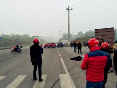 货车失控撞上行人 枯草一地现场惨烈