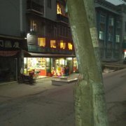 路边电线杆开裂倾斜 钢筋暴露在外