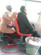 老太公交车上乱吐枣核  垃圾藏在鞋底下