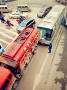 客车追尾大货车 玻璃碎撒一地