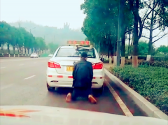活久见！男子跪在科目三考试车车尾小便