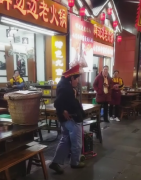 大叔举铁锤跳骑马舞   舞姿销魂引围观