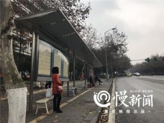 重庆一公交车站又多了3条爱心长板凳 是谁放的呢？