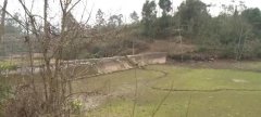 坝体加固整治后竟彻底垮塌 水泥块用手一碰就掉