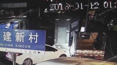 戏精！报警人自导自演称被擦挂