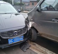 下坡路段还超车  直接跟对向行驶的小轿车撞上了