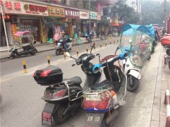 旁边就有提示牌  还这样随便停车