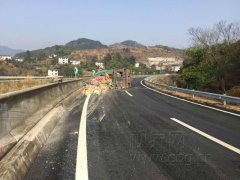 货车侧翻驾驶员被困  消防紧急营救