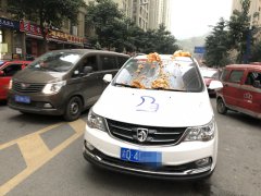 “天降炒饭”砸中轿车  引擎盖上还有点赞图案