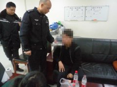 男子酒驾开车半路睡着 后面车辆堵成“长龙”