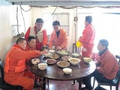 重庆“河神”水下一呆就是两小时 队长恐后继无人