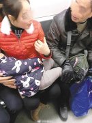 为让邻座小孩睡得香 大爷当了一路保护神