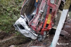 货车压扁面包车 两辆车都快变成了麻花