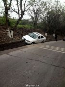 轿车为避让摩托  掉进水坑