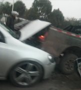 开车要小心   灰色轿车怼上了皮卡车