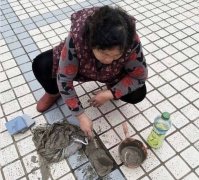 跳坝坝舞时高一脚低一脚的  老太自己来补洞