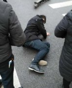 重庆发生一起车祸 后排两位乘客被甩出车外