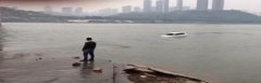 车主洗车时  不慎将车辆滑入江中