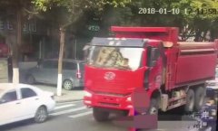 货车司机因视线盲区  起步时压伤过路小男孩