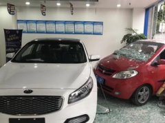 新手司机驾车冲进汽车店  待售新车被撞坏