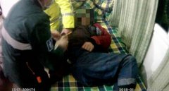 男子车祸后躺路边不省人事  没受伤却睡着了