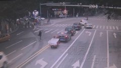 路遇市民求助 民警开道救人