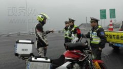 小伙摩托自驾游 误上高速被拦截