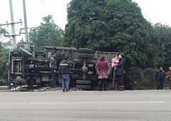 两货车相撞  蓝色货车被怼得侧躺起