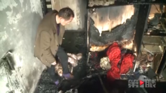 小区里起火  消防车被堵在了大门口