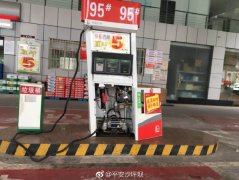 奇葩！司机加油致加油机倾斜