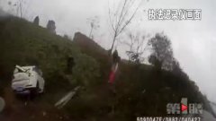 驾驶员半路打瞌睡 轿车飞出护栏外