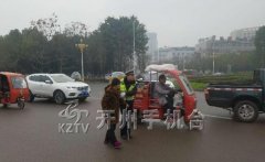 八旬老人蹒跚独行车流中 暖心民警安全护送到达