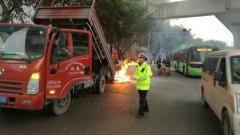 好危险 一车纸板在运输途中着火了