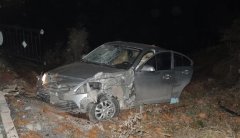 开快车“飞”下路沟 4人受伤险丧命