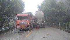 两个大家伙“怼”上了 都怪“老司机”的坏习惯