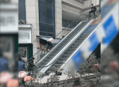 女孩轮流跨坐扶梯迅速下滑 路人直呼“危险”