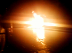 重庆临街门店突发火情 火焰猛烈照亮夜空