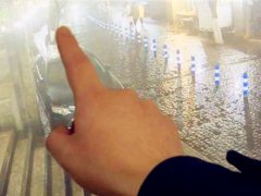 “彪悍”女司机连撞两车 当街撒泼推搡交警