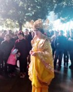 男子夜里扮“娘娘”开直播 当众吹气球对口型引围观