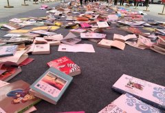 万余本书籍铺成一条路 夜晚发光犹如书海