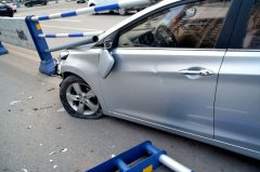 新手驾车遇险 隔离护栏差点戳穿挡风玻璃