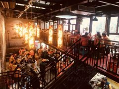 这个冬天不太冷 火锅店老板请200环卫工人聚餐