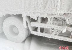 重庆货车赴-30℃黑河送货 一夜变“冰车”