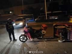 三轮车违规掉头被追尾  民警积极作为保通畅