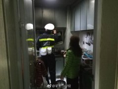 女子看电视入迷  竟忘了灶台上还炖着汤