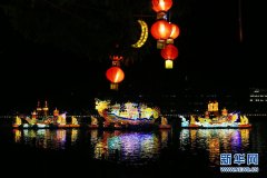 重庆水上彩灯喜迎春 吸引众多市民观赏