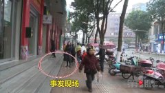 女子走在路上突然晕厥在地 身体抽搐