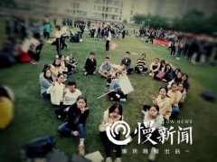 女班长为42位同学各画了幅肖像 跨年夜大伙暖哭了